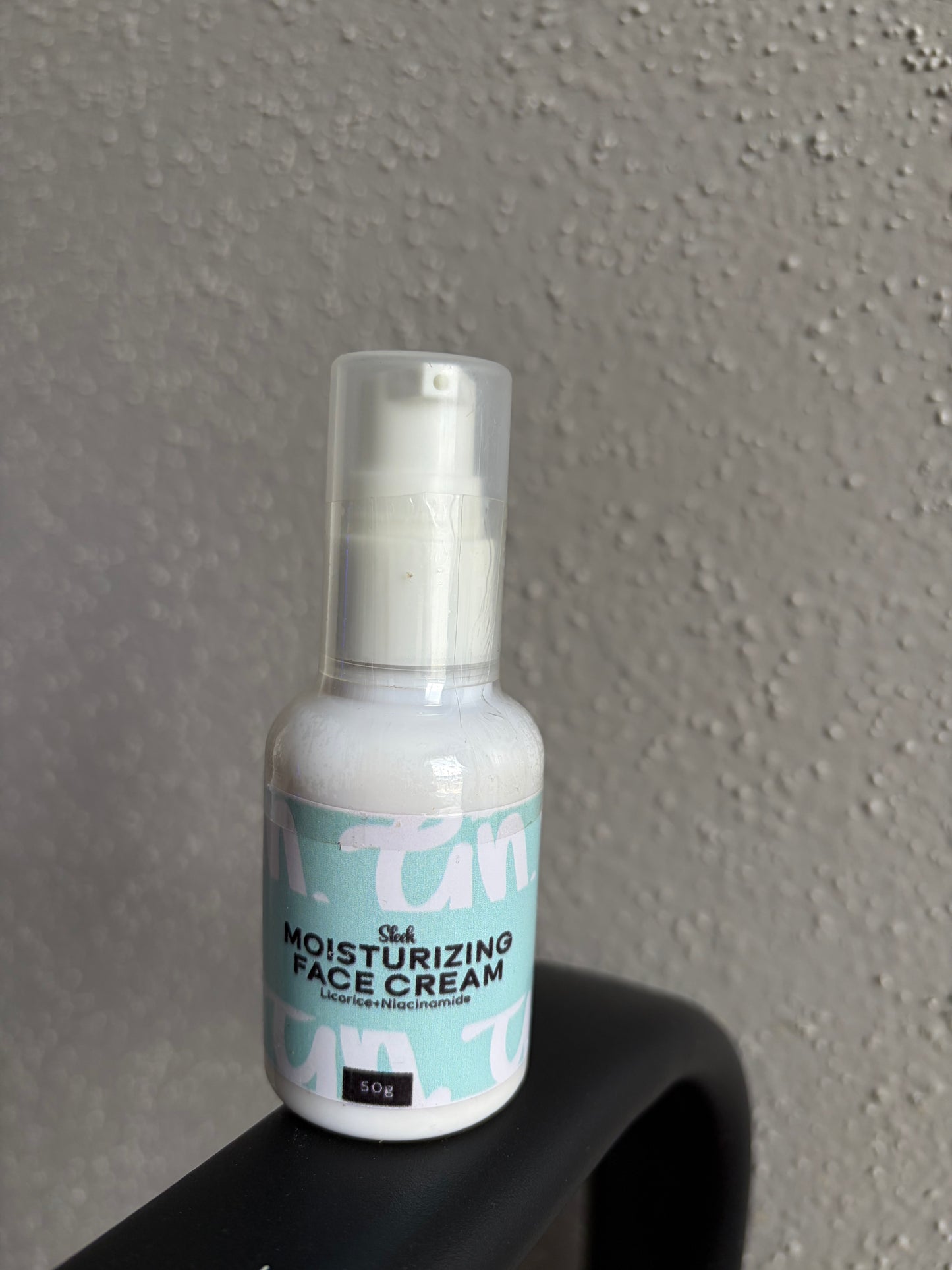 SLEEK MOISTURIZING FACE CREAM